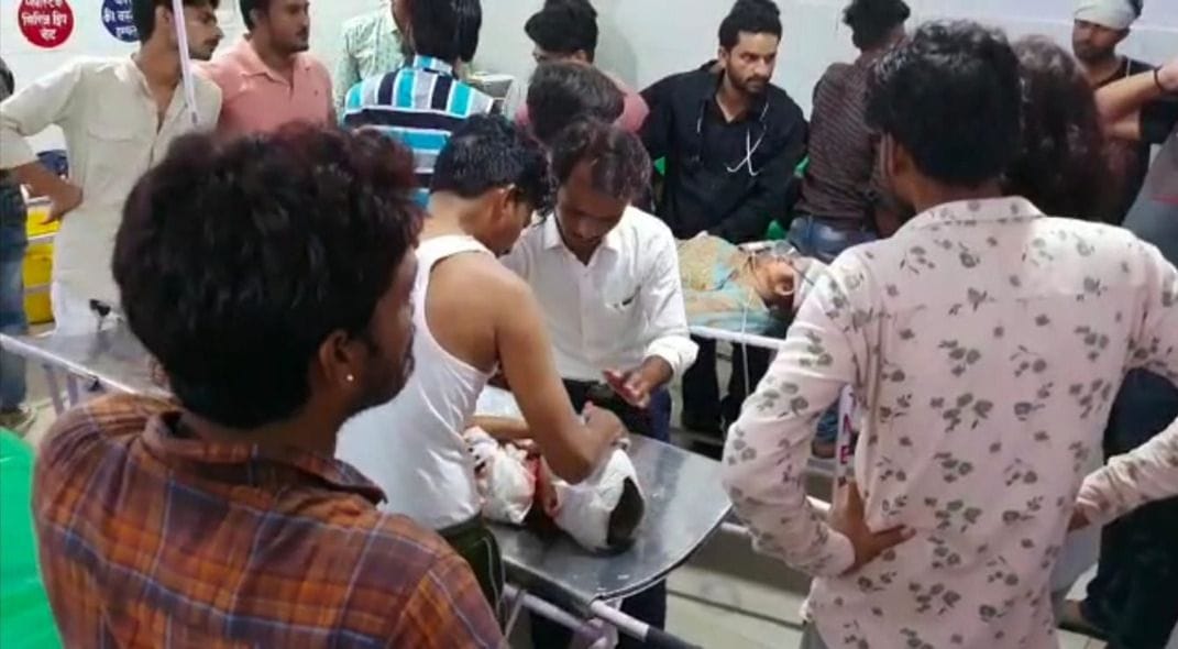 घायलों को उपचार के लिए जिला अस्पताल लाया गया। संवाद घायलों को उपचार के लिए जिला अस्पताल लाया गया। संवाद