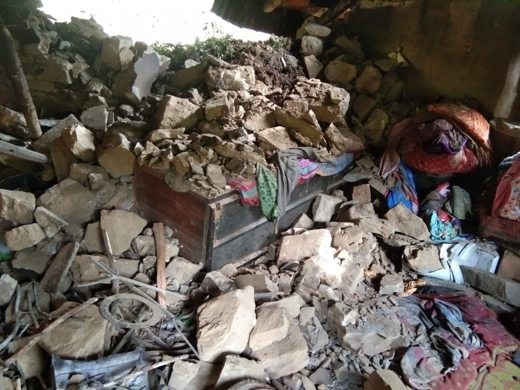 जखेड़ा में मकान गिरने के बाद मलबे में दबा सामान। संवाद न्यूज एजेंसी जखेड़ा में मकान गिरने के बाद मलबे में दबा सामान। संवाद न्यूज एजेंसी