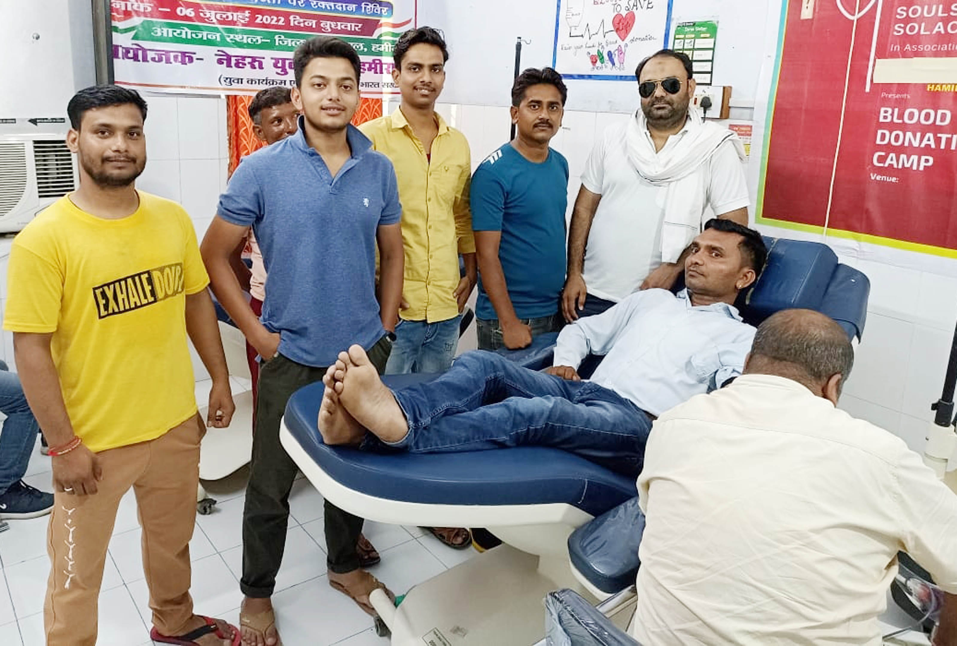 जिला अस्पताल में रक्तदान करते समाजसेवी रूपेश गुप्ता। जिला अस्पताल में रक्तदान करते समाजसेवी रूपेश गुप्ता।