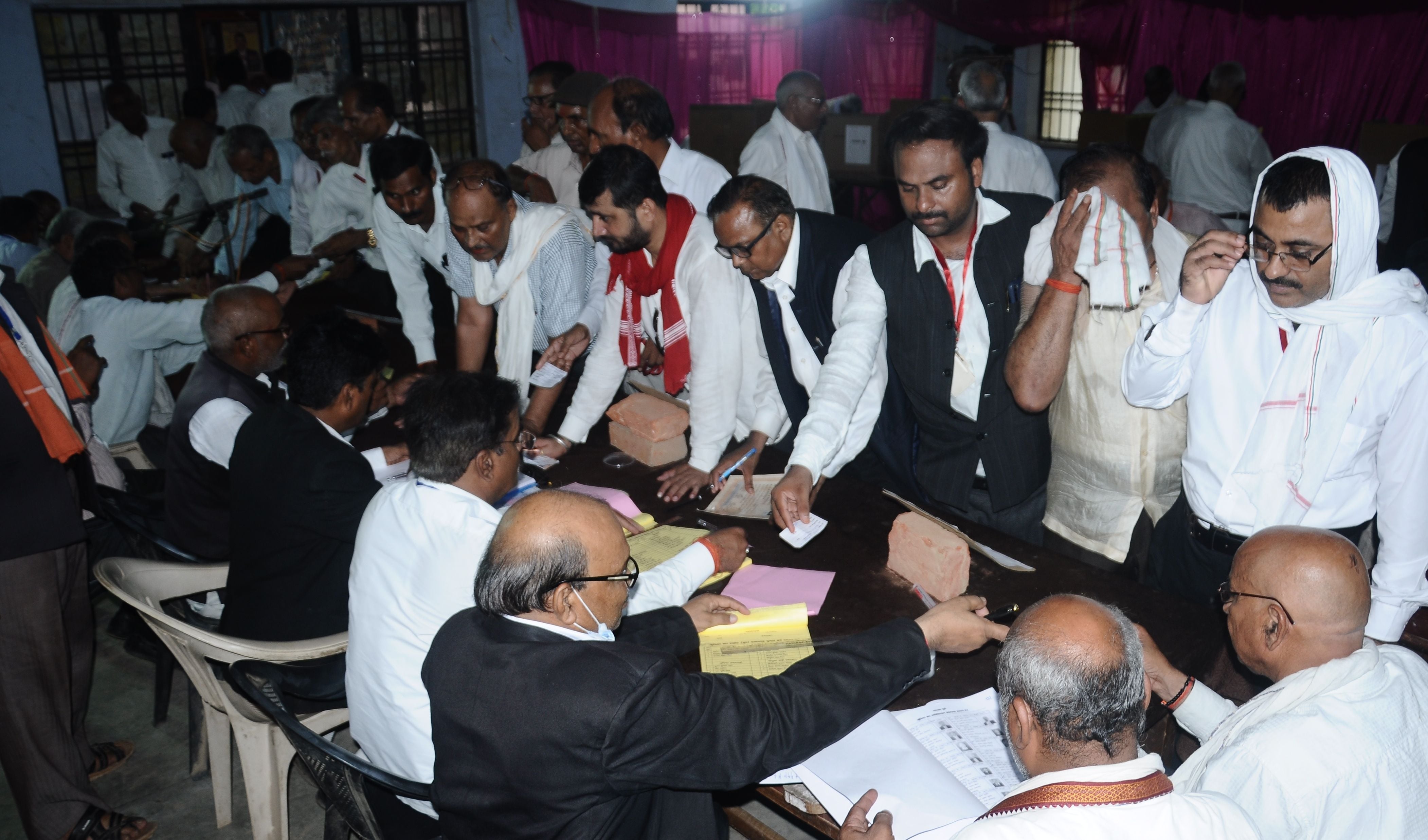 कचहरी में जूनियर बार एसोसिएशन के चुनाव में मतदान के लिए मतपत्र लेने को लगी अधिवक्ताओं की भीड़। सं कचहरी में जूनियर बार एसोसिएशन के चुनाव में मतदान के लिए मतपत्र लेने को लगी अधिवक्ताओं की भीड़। सं