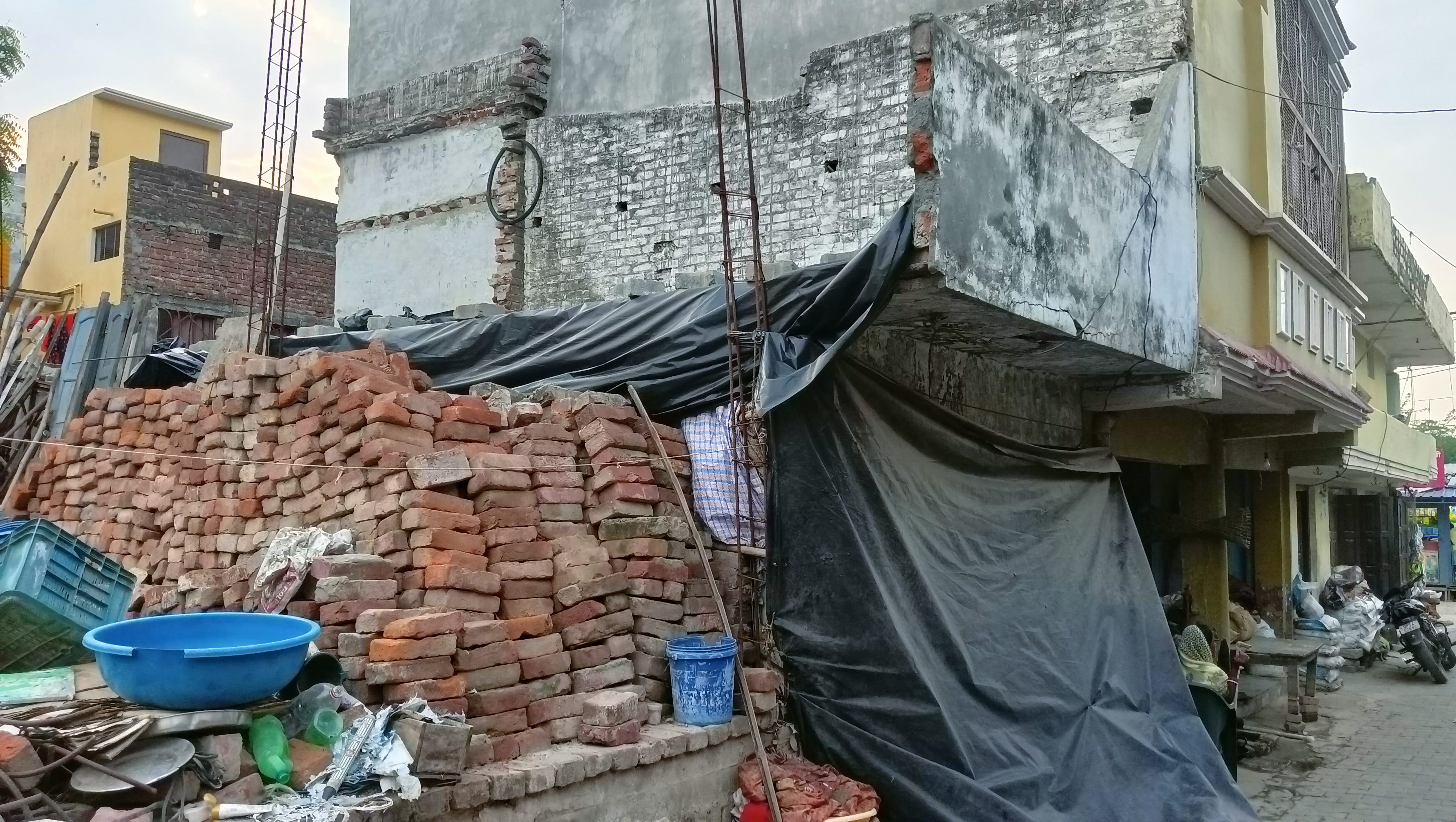 कोपागंज नगर पंचायत में जर्जर भवन।संवाद कोपागंज नगर पंचायत में जर्जर भवन।संवाद