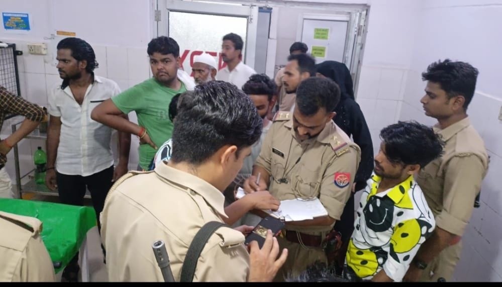 मामले की जांच पड़ताल करती पुलिस। संवाद मामले की जांच पड़ताल करती पुलिस। संवाद