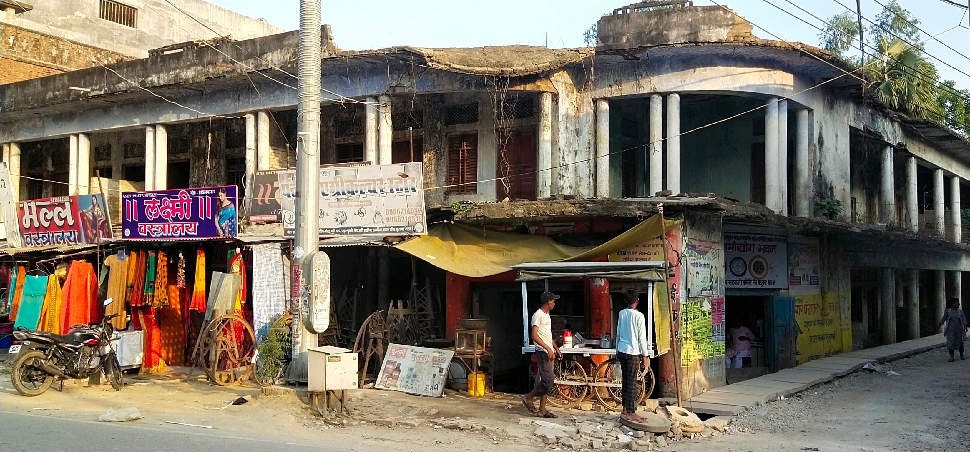 मधुबन थाने गेट के समीप नगर पंचायत द्वारा घोषित जर्जर भवन।संवाद मधुबन थाने गेट के समीप नगर पंचायत द्वारा घोषित जर्जर भवन।संवाद