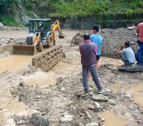 पनार-अल्मोड़ा सड़क में आए मलबे को हटाती मशीन संवाद न्यूज एजेंसी। पनार-अल्मोड़ा सड़क में आए मलबे को हटाती मशीन संवाद न्यूज एजेंसी।