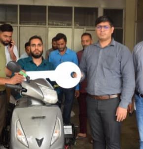 राजोरी ने विशेष रूप से सक्षम व्यक्तियों के बीच मोटर चालित ट्राइसाइकिलें वितरित की