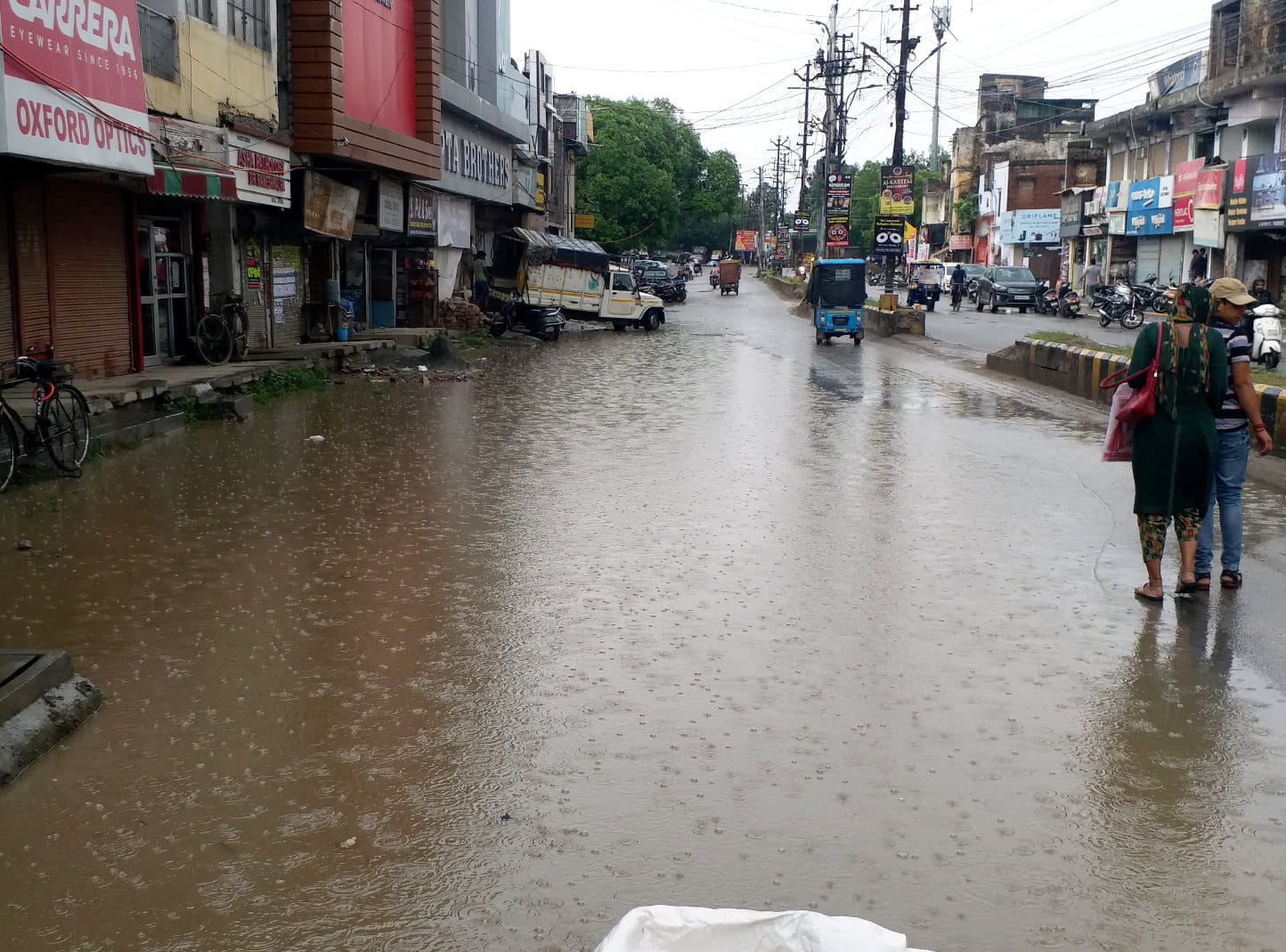 सहारनपुर में हुई बरसात में कोर्ट रोड की स्मार्ट रोड हुई जलमग्न सहारनपुर में हुई बरसात में कोर्ट रोड की स्मार्ट रोड हुई जलमग्न