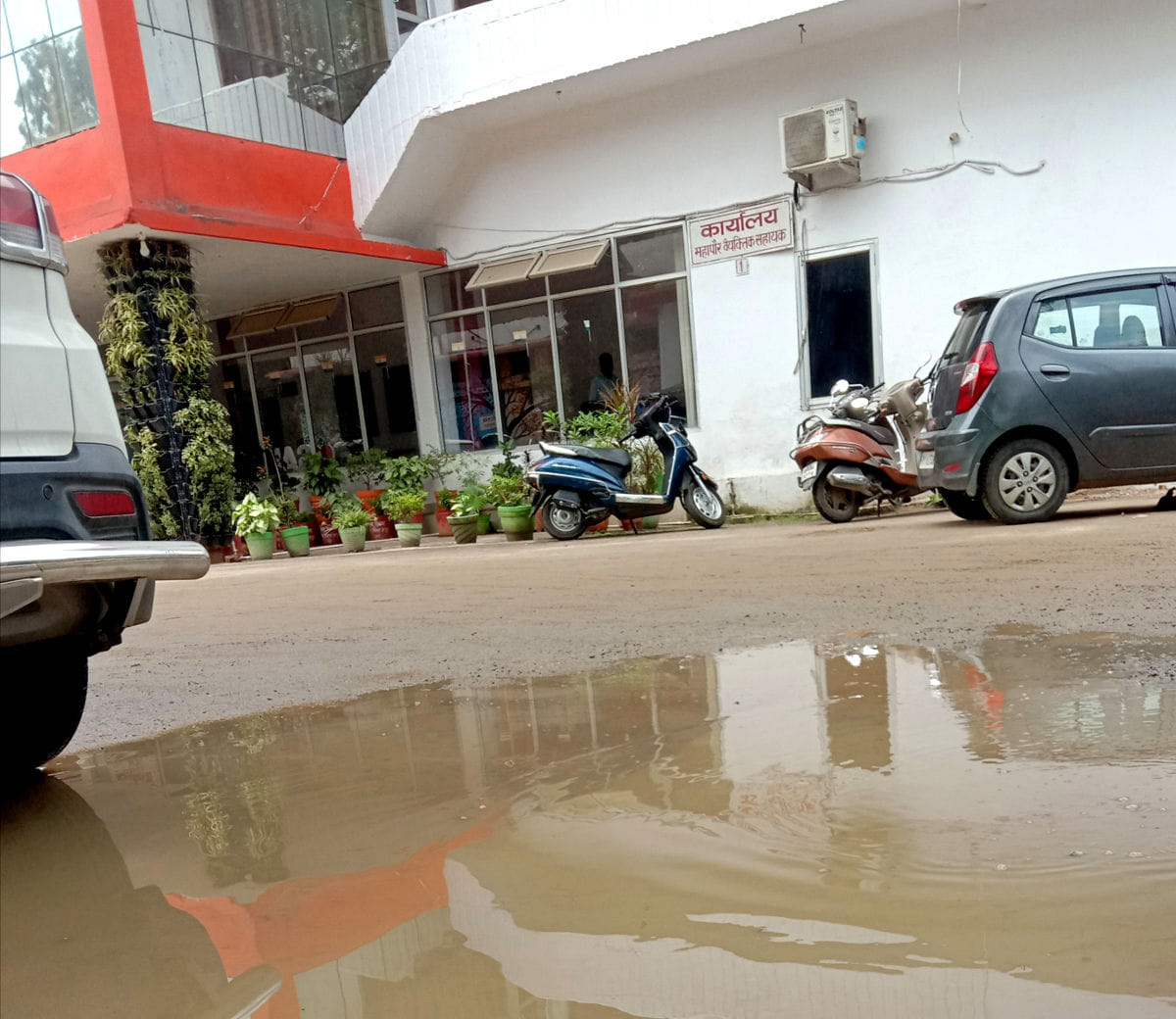 सहारनपुर में हुई बरसात में मेयर कार्यालय के बाहर भरा पानी सहारनपुर में हुई बरसात में मेयर कार्यालय के बाहर भरा पानी