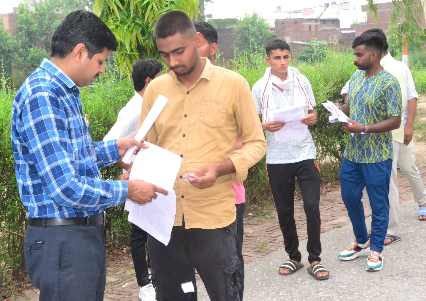शामली आरके इंटर कॉलेज में बीएड संयुक्त प्रवेश परीक्षा के दौरान अभ्यर्थियों के प्रवेश पत्र की जा? शामली आरके इंटर कॉलेज में बीएड संयुक्त प्रवेश परीक्षा के दौरान अभ्यर्थियों के प्रवेश पत्र की जा?