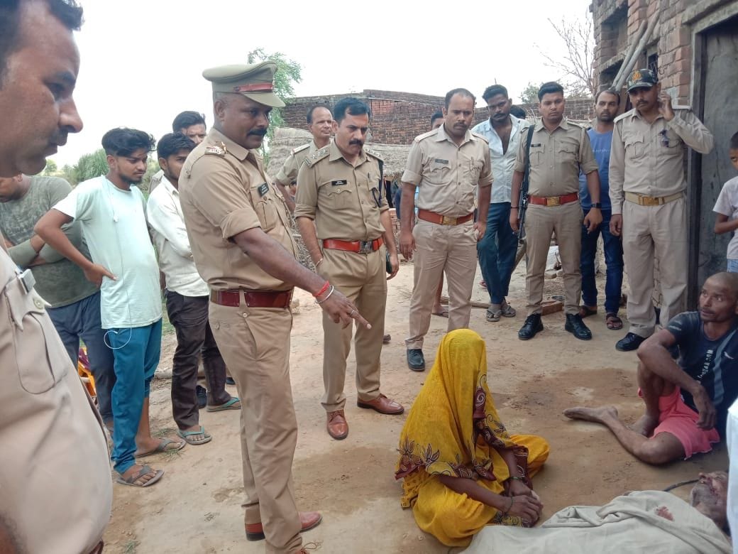 घटना स्थल पर छानबीन करती पुलिस। संवाद
