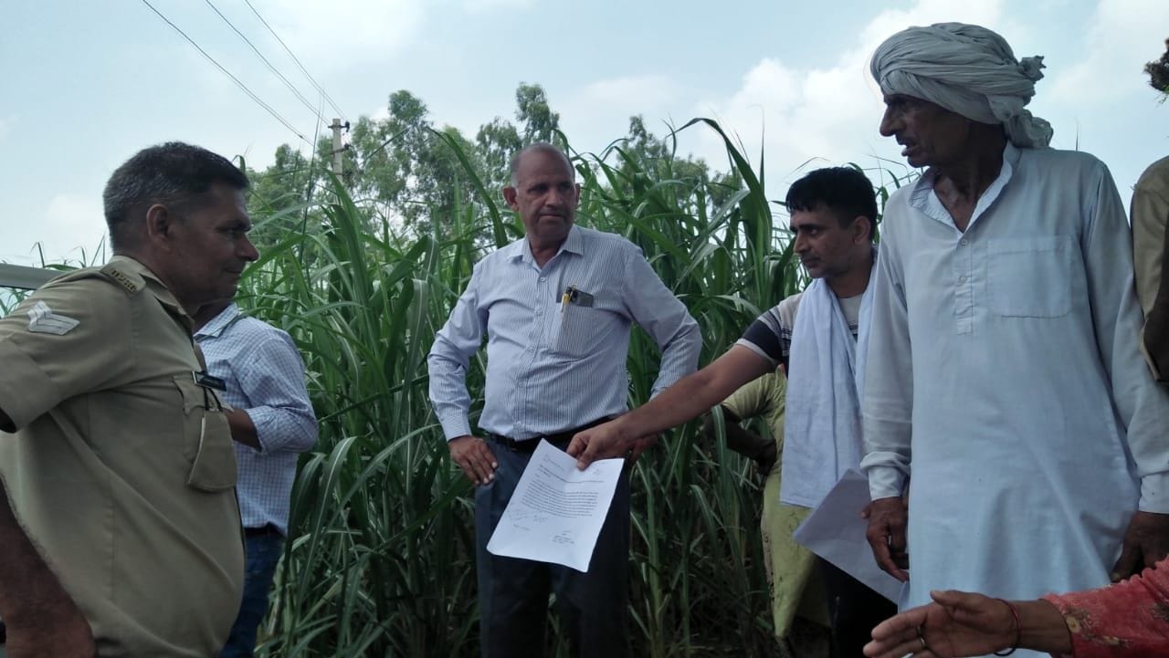 कंडेरा गांव में दिल्ली-देहरादून इकोनॉमी कॉरिडोर के निर्माण के लिए कब्जा लेने पहुंचे अधिकारियों कंडेरा गांव में दिल्ली-देहरादून इकोनॉमी कॉरिडोर के निर्माण के लिए कब्जा लेने पहुंचे अधिकारियों