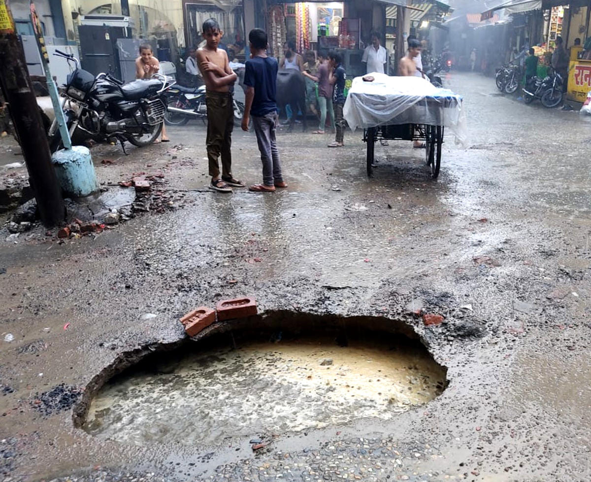 पुल कोम्बाहन पर बरसात के दौरान बैठी सड़क पुल कोम्बाहन पर बरसात के दौरान बैठी सड़क