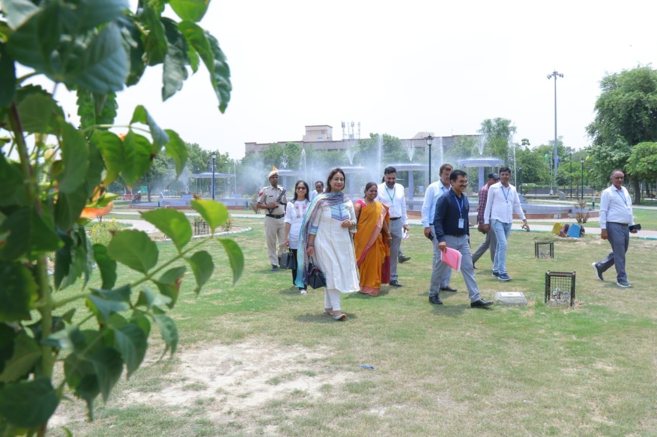 सीडीएयू कैंपस का निरीक्षण करते नैक टीम सदस्य।