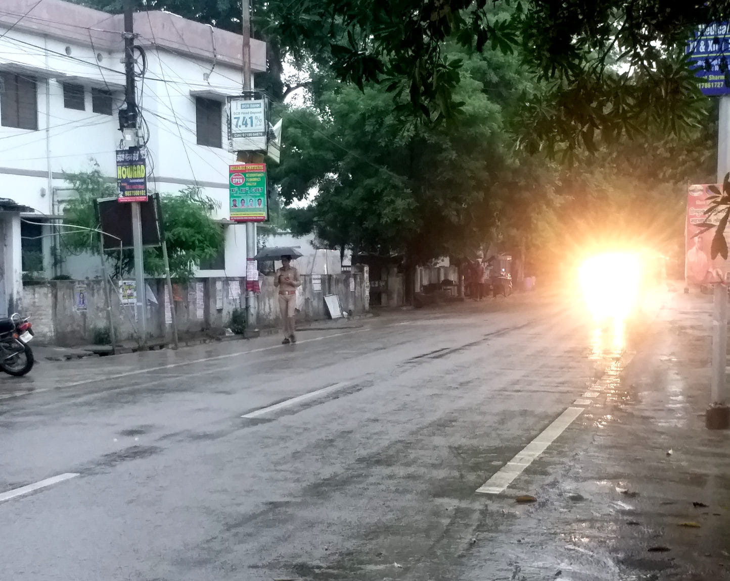 सहारनपुर के मल्हीपुर रोड पर हुई बरसात में जाते वाहन सहारनपुर के मल्हीपुर रोड पर हुई बरसात में जाते वाहन