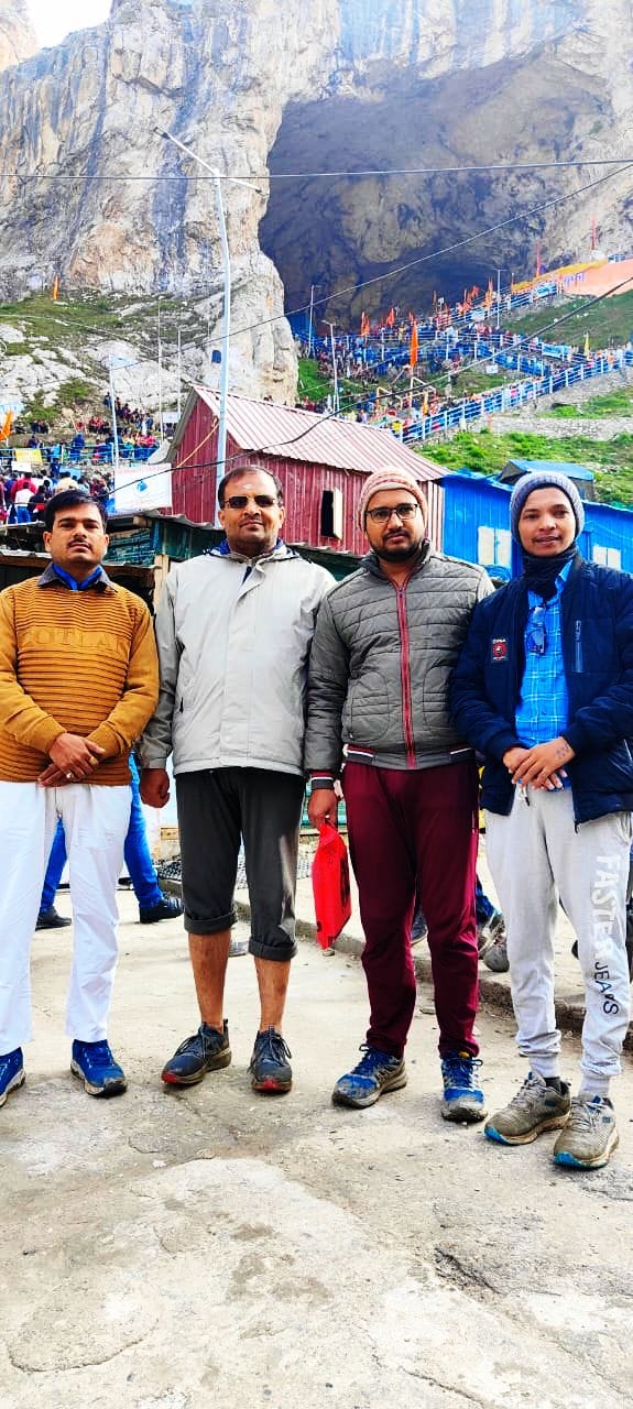 अमरनाथ यात्रा कर लौट रहे अल्हागंज  के श्रद्धालु ।