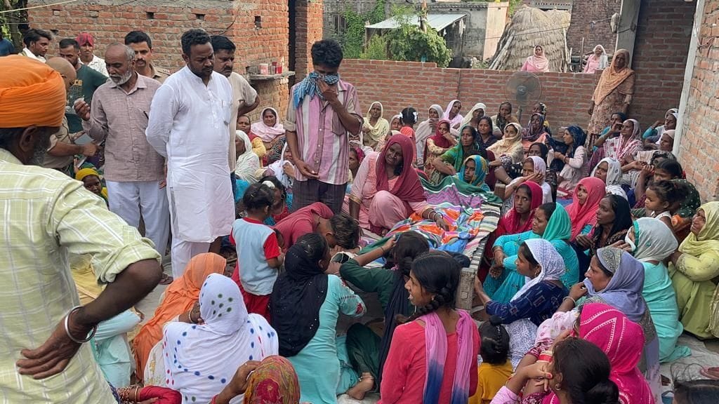 बाजपुर में हादसे के बाद मृतक के घर शोक डूबे परिजन