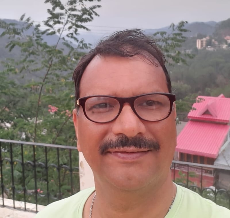 डॉ. शरद चंद्र  त्रिवेदी, वरिष्ठ आयुर्वेद चिकित्सा अधिकारी। संवाद
