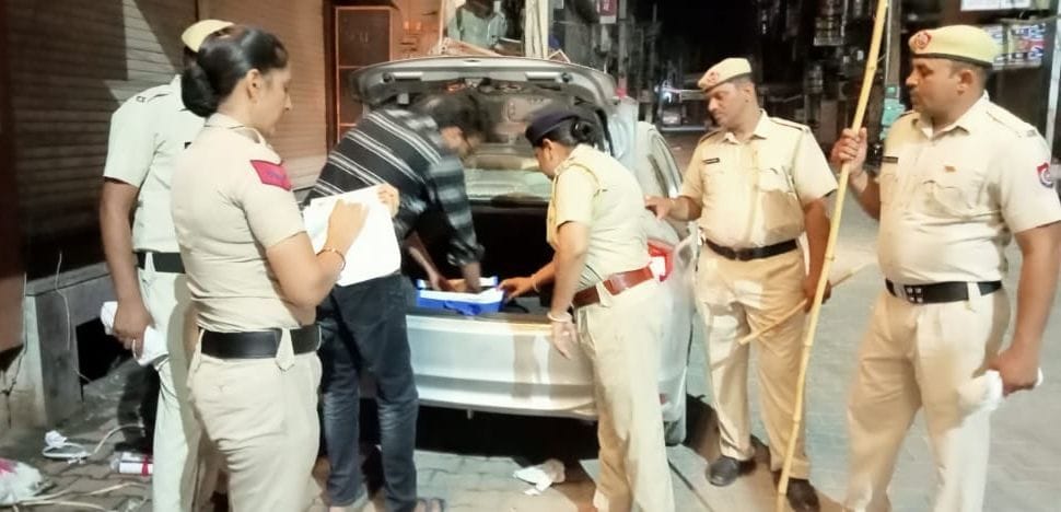 नाइट डोमिनेशन के दौरान घंटाघर पर बाहर से आने वाली गाड़ियों की गहनता से जांच करती सिटी थाना पुलिस।