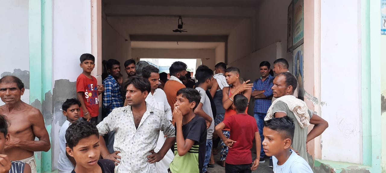 सहारनपुर के गंगोह में हुए हादसे में मृतक बच्चों के घर लगी भीड़