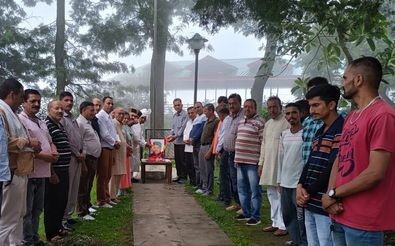 सराहां में पूर्व मुख्यमंत्री वीरभद्र सिंह की पुण्यतिथि पर श्रद्धा सुमन अर्पित करते पच्छाद ब्लॉ?