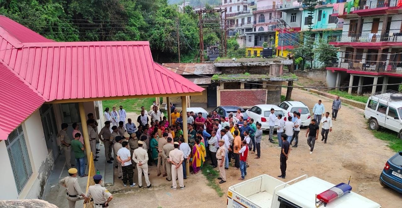 सुंदरनगर में शवगृह के बाहर तैनात पुलिस और उपस्थित मायका पक्ष के लोग