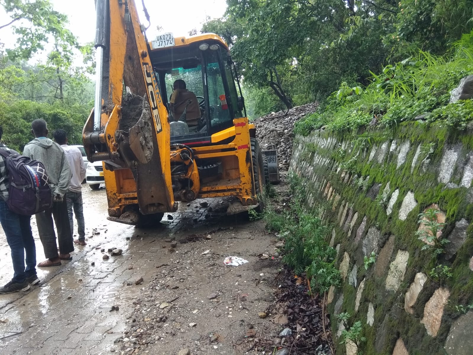 दून हाईवे से मलबा हटाती जेसीबी दून हाईवे से मलबा हटाती जेसीबी
