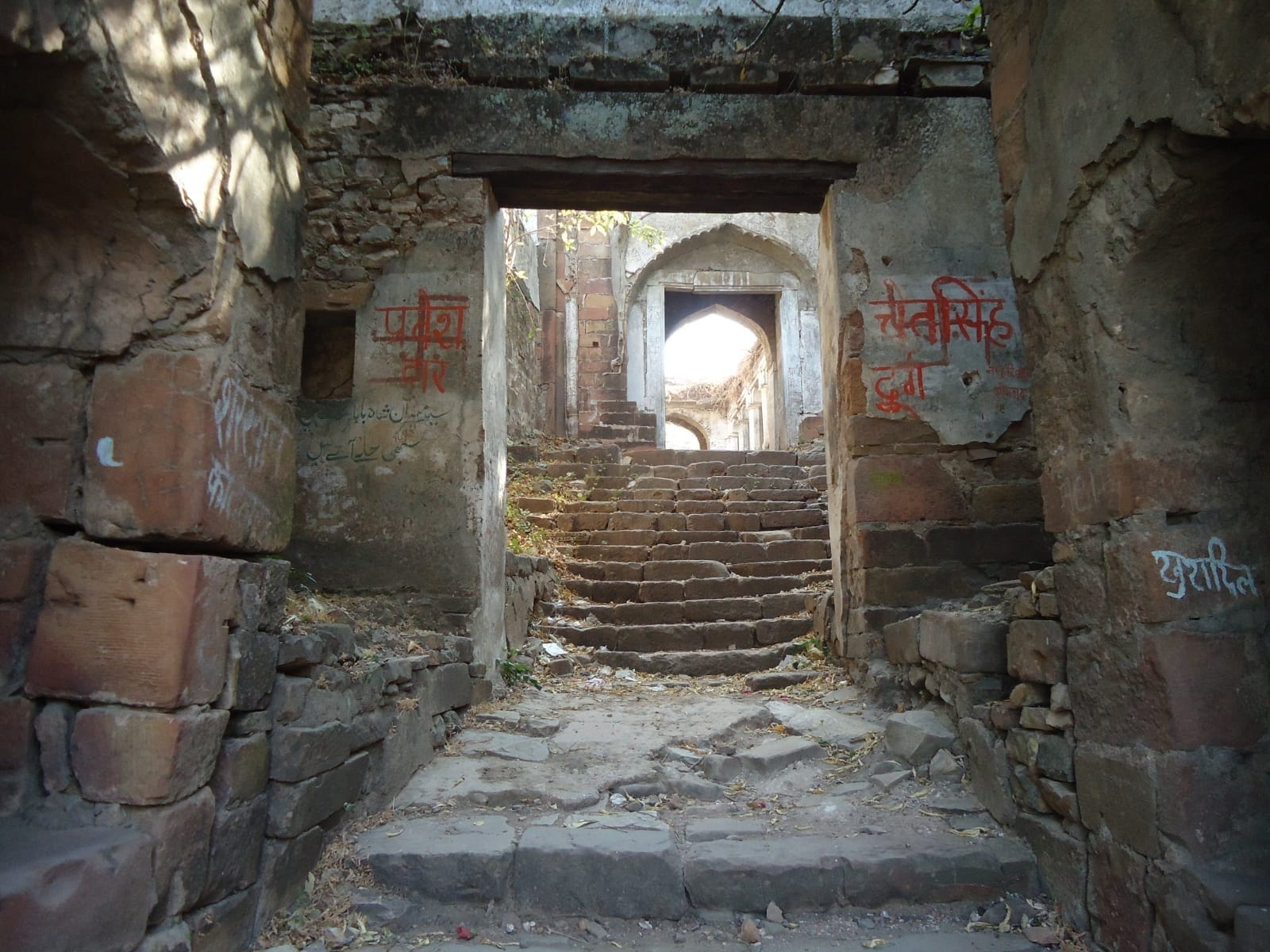 विजयगढ़ दुर्ग की क्षतिग्रस्त सीढ़ी।