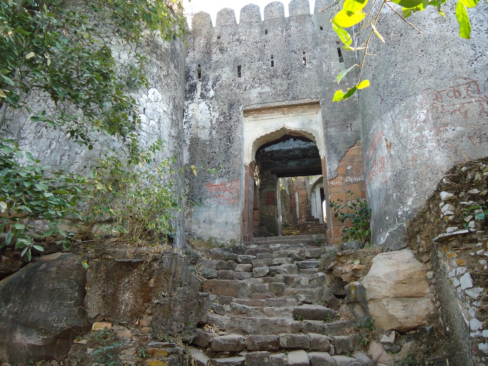 विजयगढ़ दुर्ग का मेन गेट जहां से कांवरिया जल लेने जाते हैं