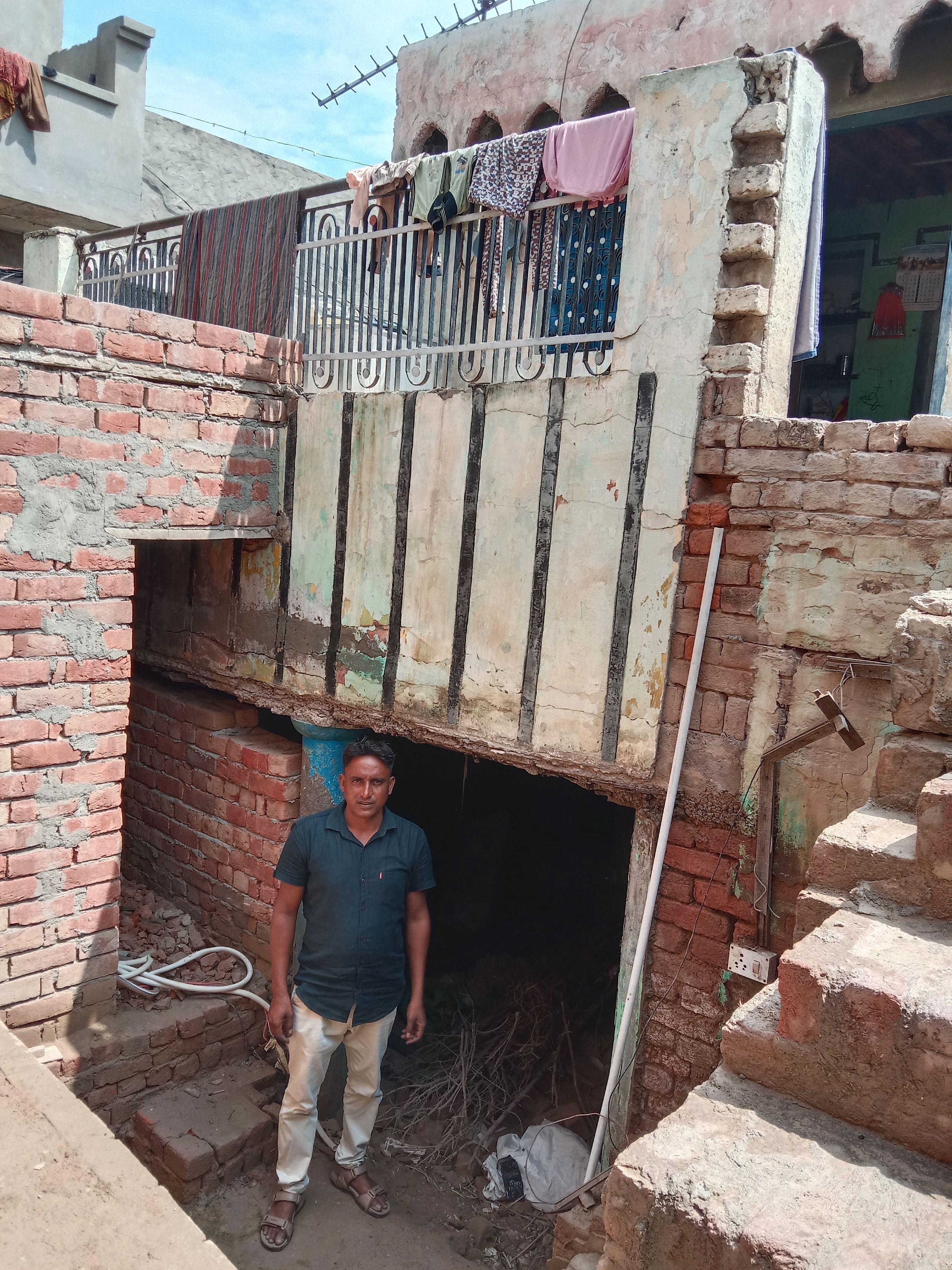 अपना मकान दिखाता बिट्टू। 