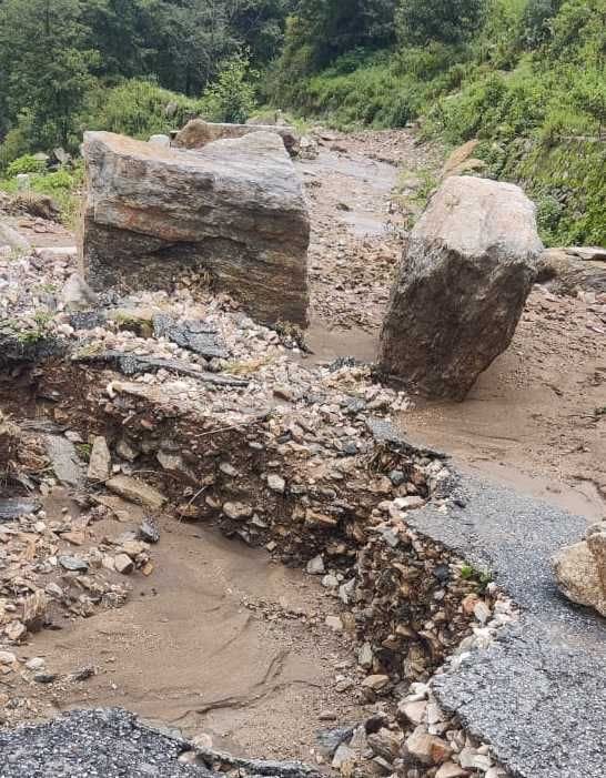 बागेश्वर के रिखाड़ी में दरकी सड़क, सड़क पर गिरे बोल्डर। संवाद न्यूज एजेंसी बागेश्वर के रिखाड़ी में दरकी सड़क, सड़क पर गिरे बोल्डर। संवाद न्यूज एजेंसी