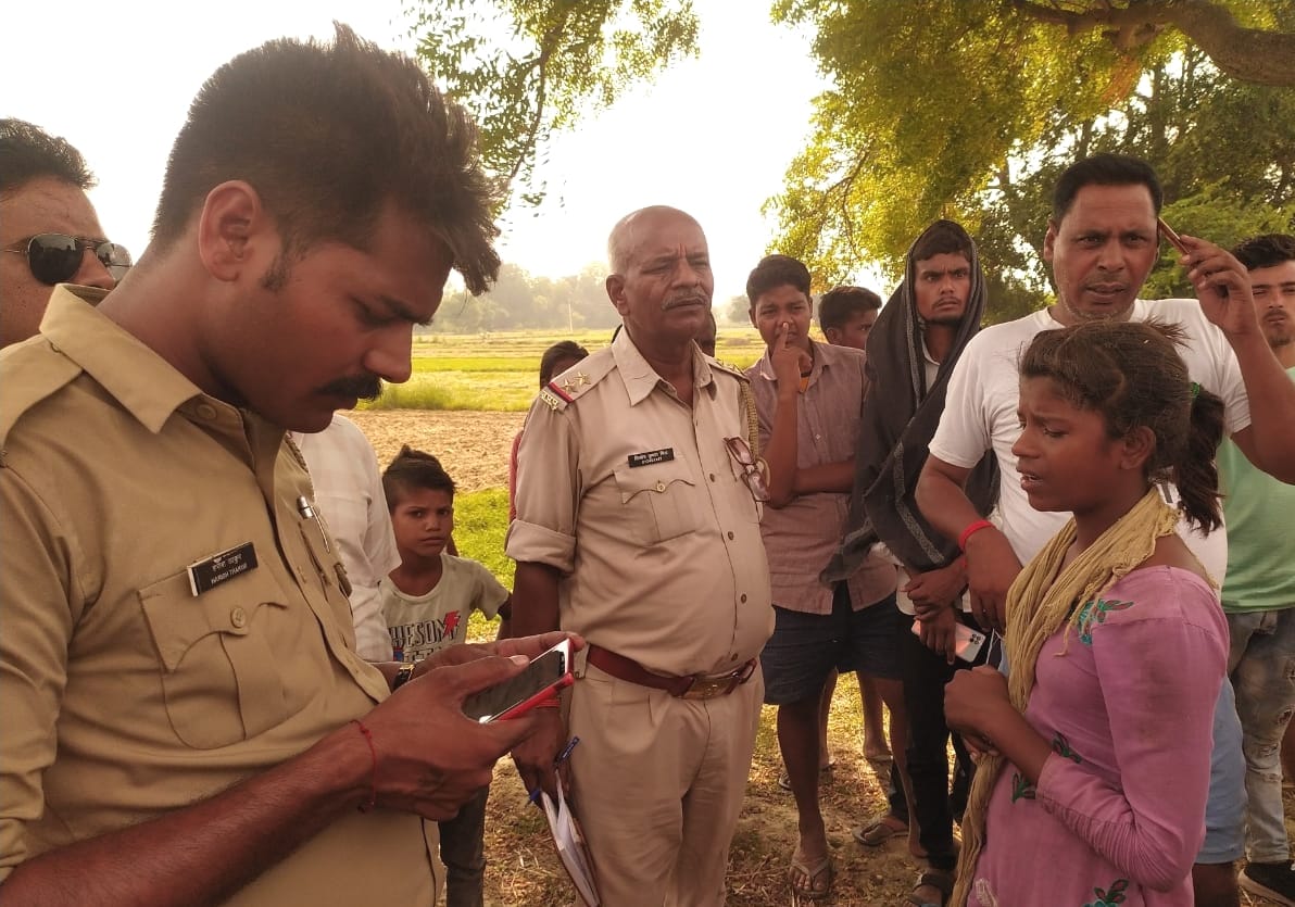 बहन गायत्री से जानकारी लेते पुलिस कर्मी। संवाद बहन गायत्री से जानकारी लेते पुलिस कर्मी। संवाद
