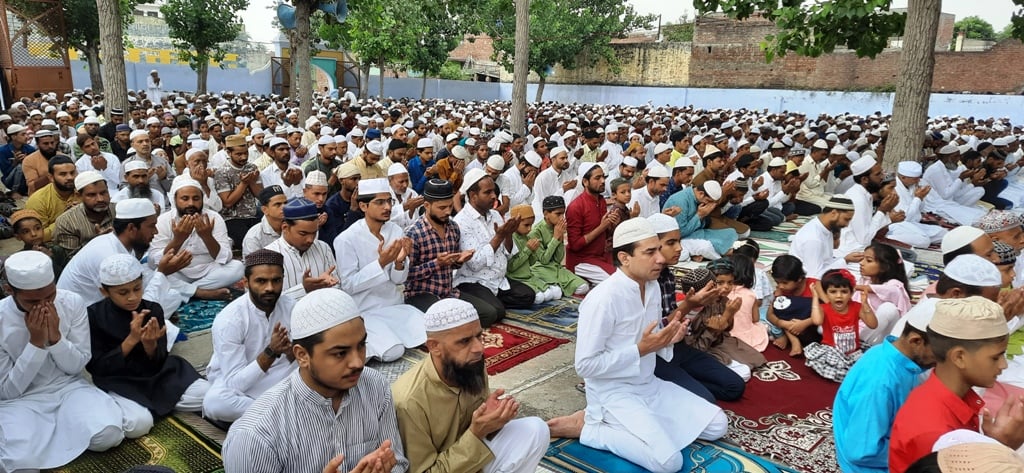 गंगोह में ईलाहीबख्श स्थित ईदगाह में बकरीद की नमाज अदा करते मुस्लिम समाज के लोग गंगोह में ईलाहीबख्श स्थित ईदगाह में बकरीद की नमाज अदा करते मुस्लिम समाज के लोग