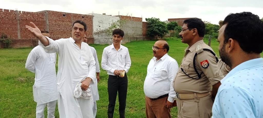 गंगोह में ईदगाह का निरीक्षण करते एसडीएम व सीओ