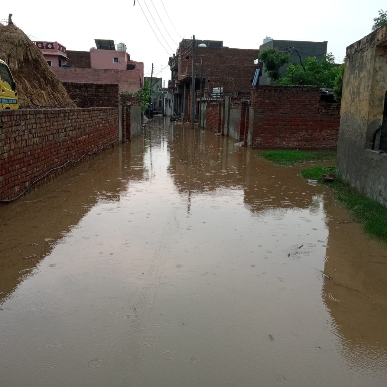  गांव लोधर की गलियों में भरा बारिश का पानी। संवाद