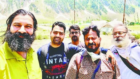 जिले से अमरनाथ यात्रा पर गए लोगों ने अपने पर परिवारों को भेजी अपनी कुशलता की तस्वीरें। 