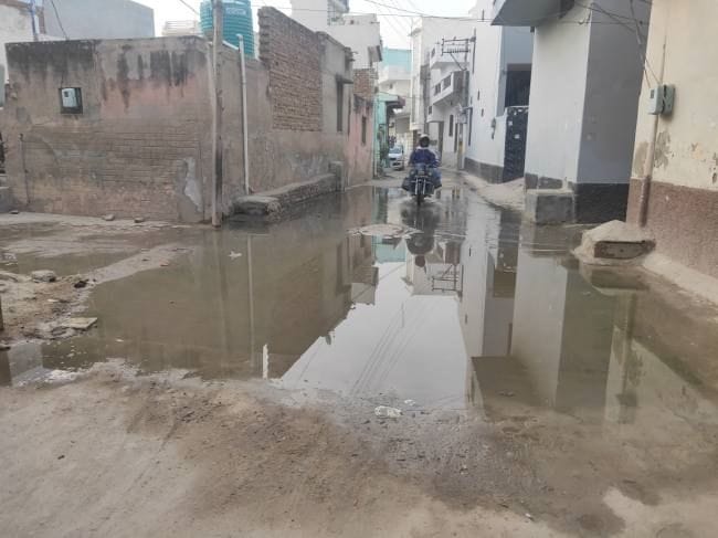कंपनी बाग में भरा सीवर का पानी।