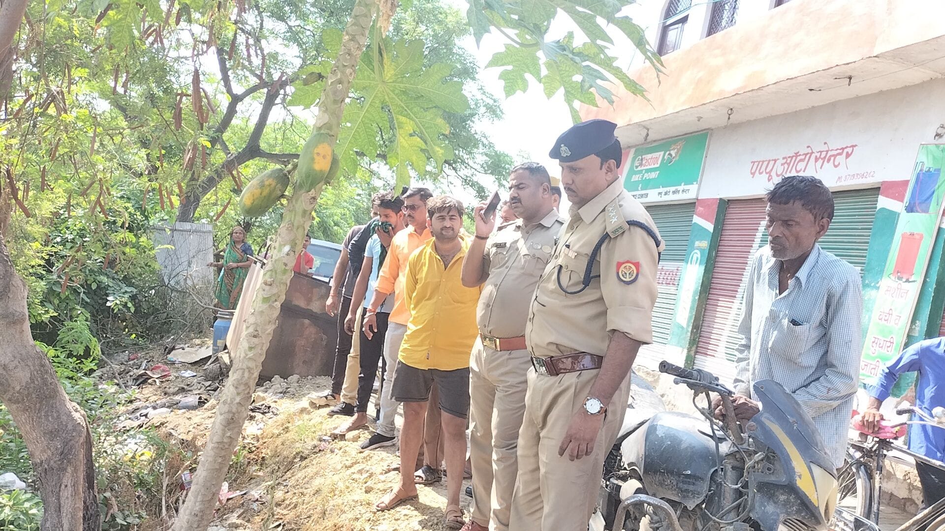  नहर में शव मिलने की सूचना पर पहुंचे सीओ महेंद्र प्रताप सिंह। संवाद
