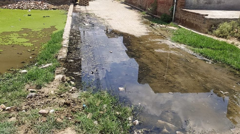  पक्की सड़क पर भरा पानी। संवाद