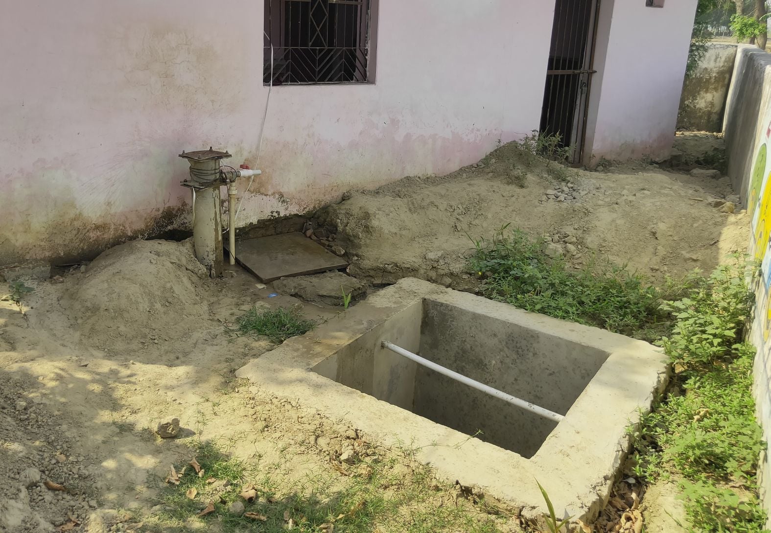 प्राथमिक विद्यालय खाखिन में खुला पड़ा टैंक। संवाद प्राथमिक विद्यालय खाखिन में खुला पड़ा टैंक। संवाद