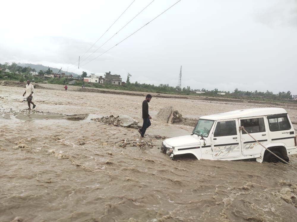 सहारनपुर बेहट के बादशाहीबाग में नदी के बीच फंसी बुलेरो सहारनपुर बेहट के बादशाहीबाग में नदी के बीच फंसी बुलेरो