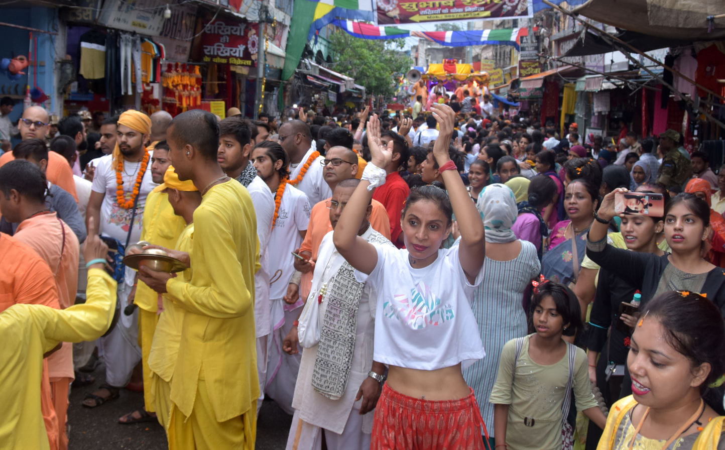 सहारनपुर के अग्रवाल धर्मशाला से निकली भगवान जगन्नाथ की शोभा यात्रा में नाचते गाते श्रद्घालु सहारनपुर के अग्रवाल धर्मशाला से निकली भगवान जगन्नाथ की शोभा यात्रा में नाचते गाते श्रद्घालु
