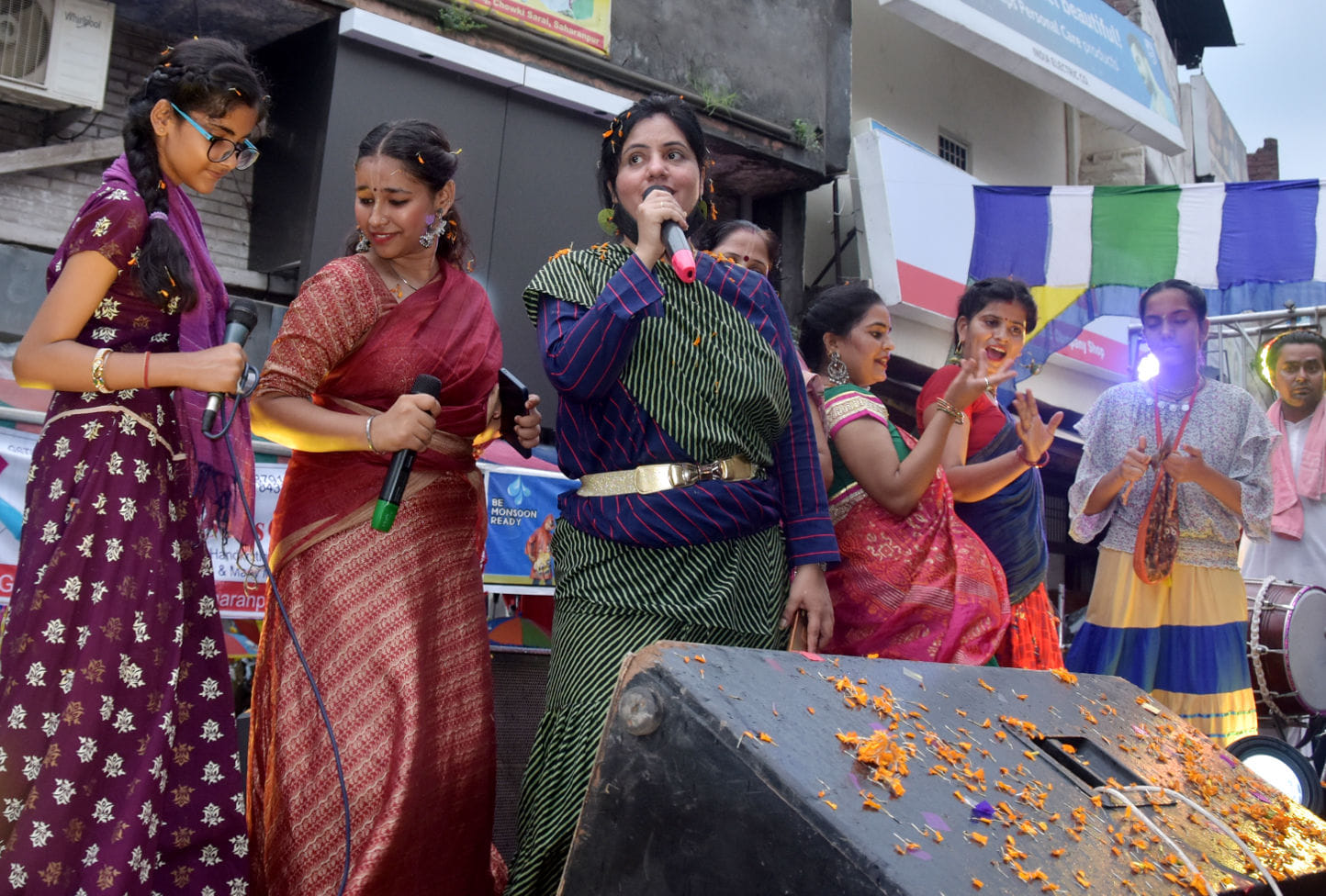 सहारनपुर के अग्रवाल धर्मशाला से निकली भगवान जगन्नाथ की शोभा यात्रा में नाचते गाते श्रद्घालु सहारनपुर के अग्रवाल धर्मशाला से निकली भगवान जगन्नाथ की शोभा यात्रा में नाचते गाते श्रद्घालु