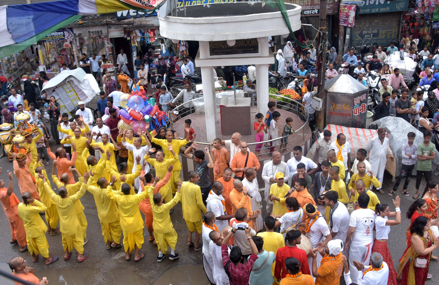 सहारनपुर के अग्रवाल धर्मशाला से निकली भगवान जगन्नाथ की शोभा यात्रा में नक्खासा बाजार में नाचते ? सहारनपुर के अग्रवाल धर्मशाला से निकली भगवान जगन्नाथ की शोभा यात्रा में नक्खासा बाजार में नाचते ?