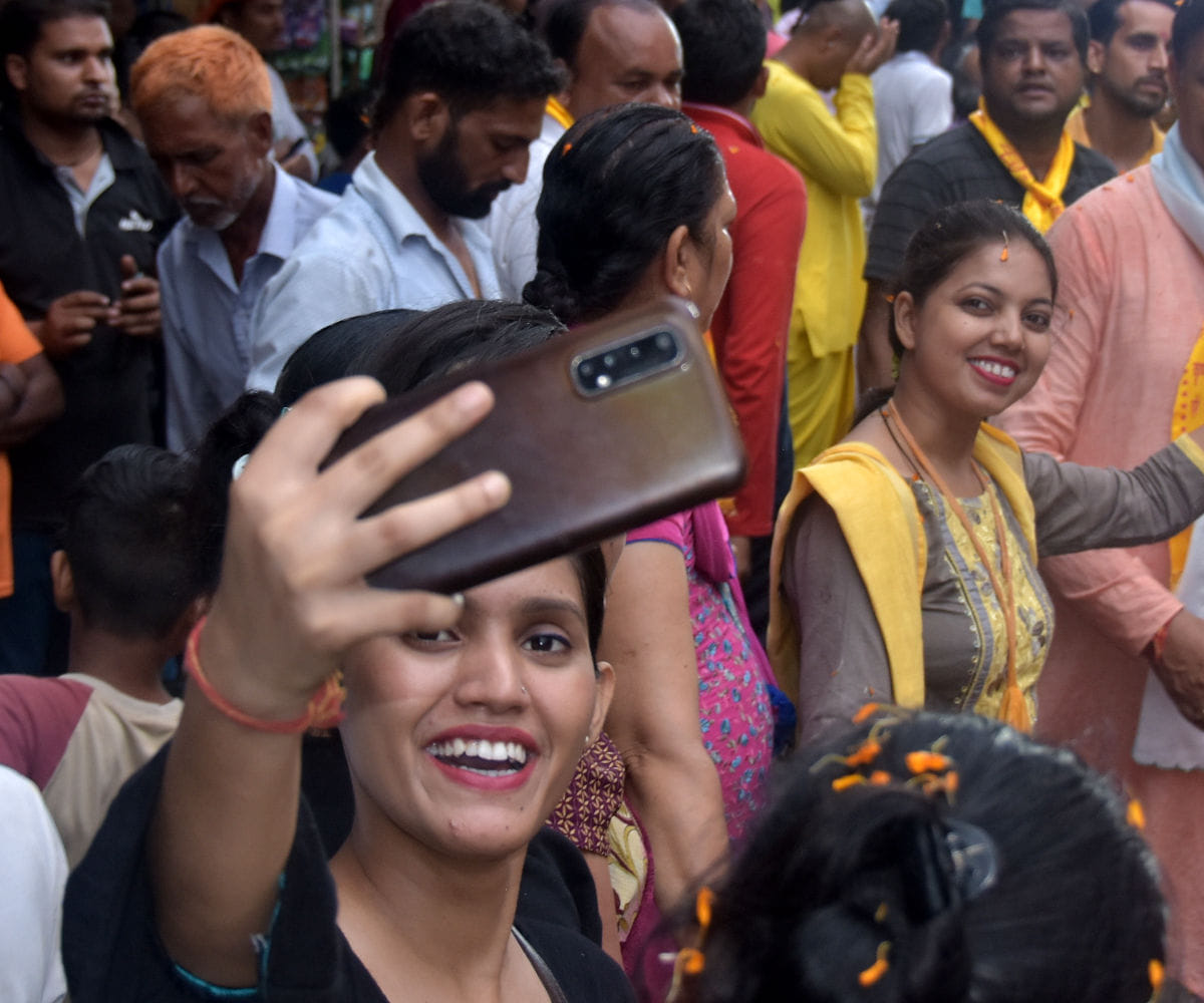 सहारनपुर के अग्रवाल धर्मशाला से निकली भगवान जगन्नाथ की शोभा यात्रा में सेल्फी लेते श्रद्घालु सहारनपुर के अग्रवाल धर्मशाला से निकली भगवान जगन्नाथ की शोभा यात्रा में सेल्फी लेते श्रद्घालु