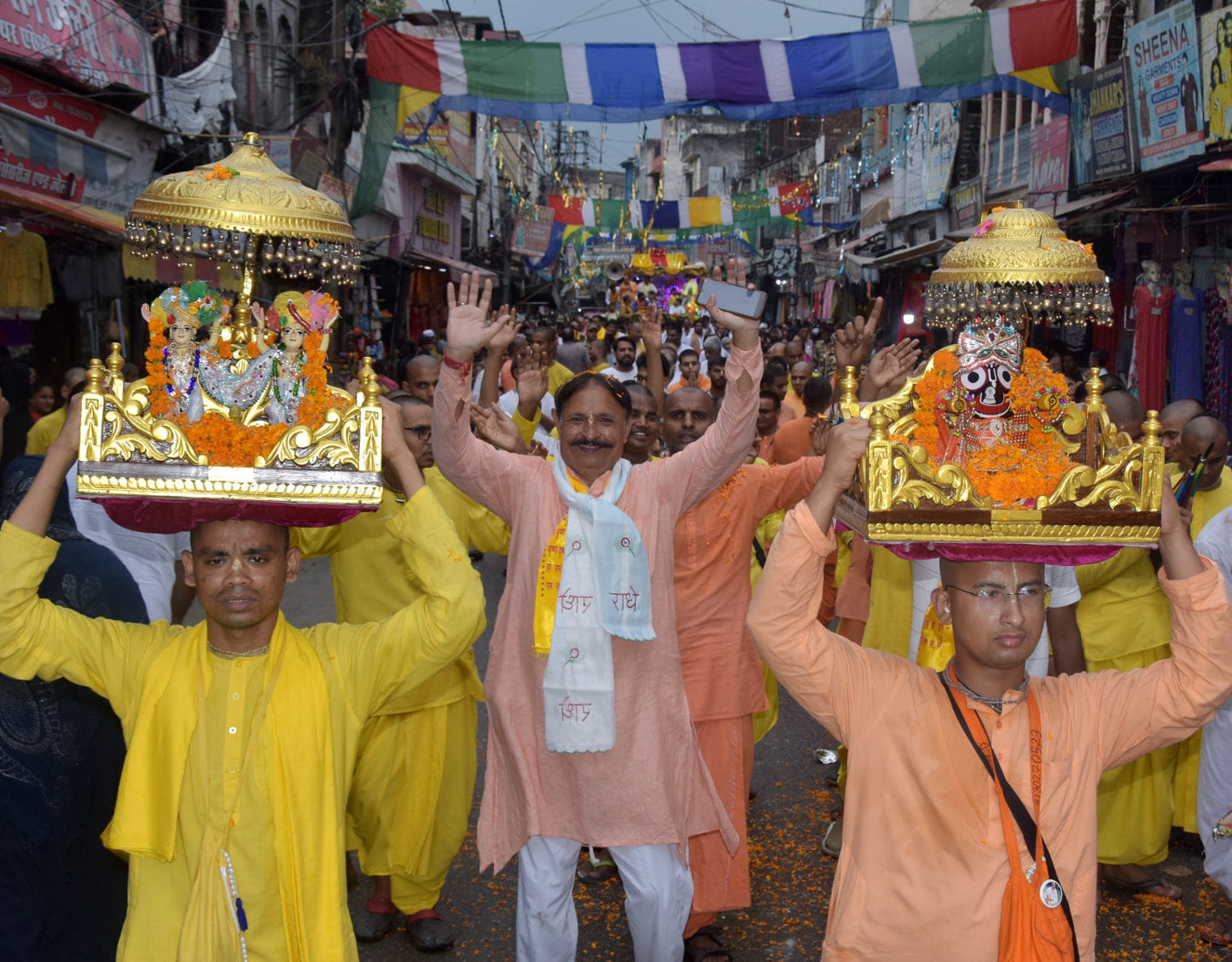 सहारनपुर के अग्रवाल धर्मशाला से निकली भगवान जगन्नाथ की शोभा यात्रा में सर पर ठाकुर जी लिये नाचते सहारनपुर के अग्रवाल धर्मशाला से निकली भगवान जगन्नाथ की शोभा यात्रा में सर पर ठाकुर जी लिये नाचते