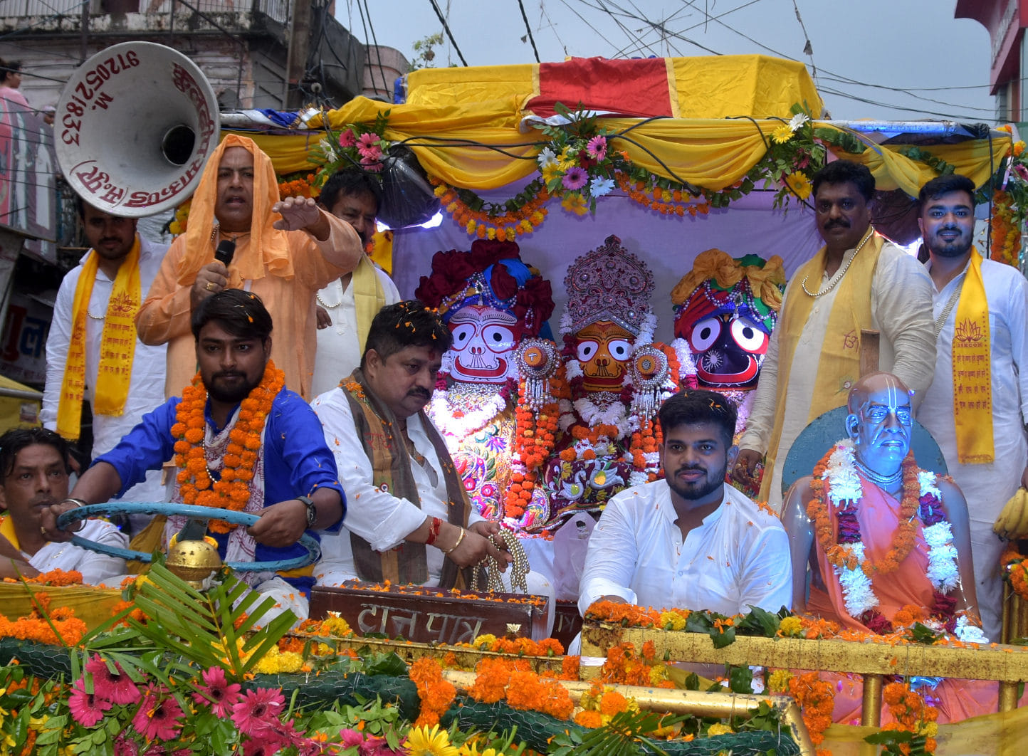 सहारनपुर के अग्रवाल धर्मशाला से निकली शोभा यात्रा में सजा भगवान जगन्नाथ जी रथ सहारनपुर के अग्रवाल धर्मशाला से निकली शोभा यात्रा में सजा भगवान जगन्नाथ जी रथ