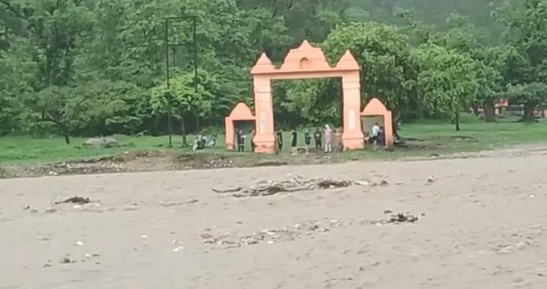 सिद्वपीठ शाकंभरी देवी की शाकंभरी खोल में आया पानी का बहाव सिद्वपीठ शाकंभरी देवी की शाकंभरी खोल में आया पानी का बहाव