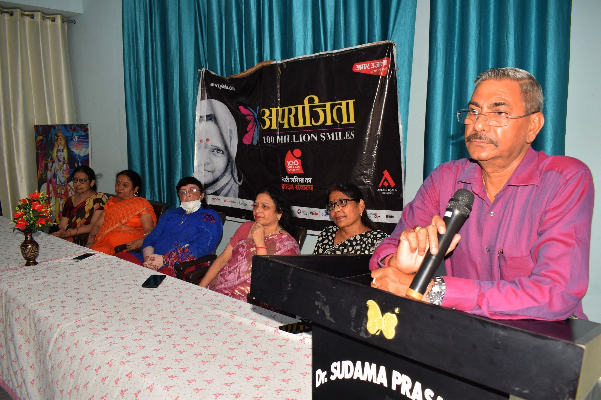 शाहजहांपुर के सुदामा प्रसाद कन्या इंटर कॉलेज में अमर उजाला के अपराजिता कार्यक्रम को संबोधित करत