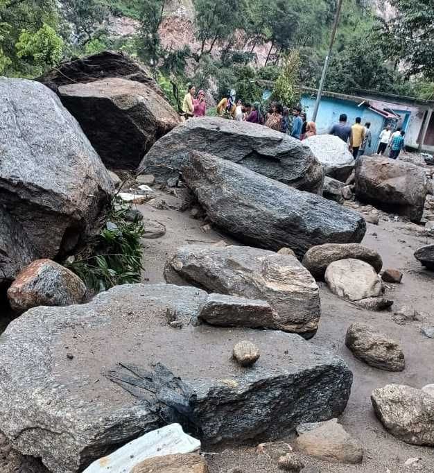 दुश्वारी:बागेश्वर के मुनार में बोल्डरों से पटी सड़क। संवाद न्यूज एजेंसी दुश्वारी:बागेश्वर के मुनार में बोल्डरों से पटी सड़क। संवाद न्यूज एजेंसी