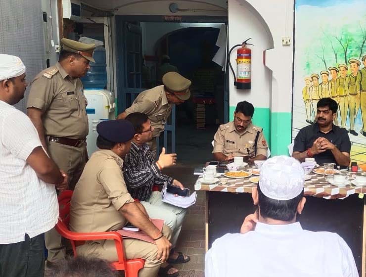 देवबंद कोतवाली में जिम्मेदार लोगों के साथ बैठक करते डीएम अखलिश सिंह व एसएसपी डा. विपिन टाडा