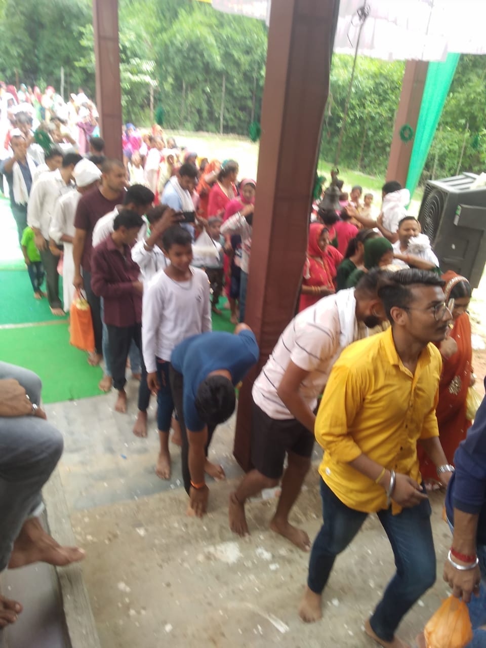 अपनी बारी का इंतजार करते श्रद्वालु अपनी बारी का इंतजार करते श्रद्वालु